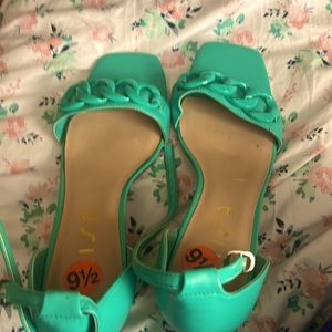 Aqua or Teal Heels, Size 9.5 for sale. Never worn , tag still on the inside !!
